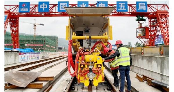 焊接故事| 成都地鐵18號線基建工程難度大，K922設(shè)備“保駕護航”